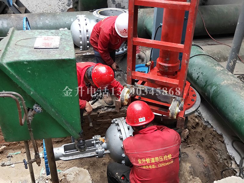 1638195072621127.jpg 山東巨銘集團DN500煤氣管道帶壓開孔.jpg